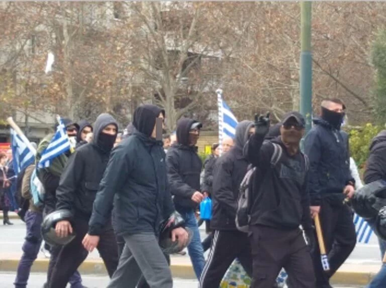 ΝΔ: Οι κουκουλοφόροι σουλάτσαραν ανενόχλητοι στο συλλαλητήριο ενώ φιλήσυχοι πολίτες προσήχθησαν για ένα πανό